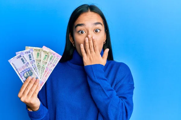Jeune Femme Asiatique Tenant Des Billets Banque Roupie Indienne Couvrant — Photo