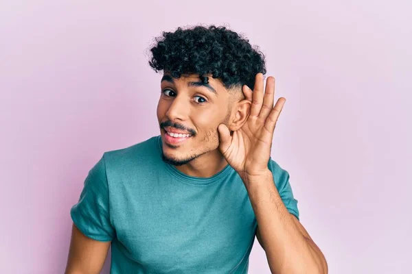 Jovem Árabe Bonito Homem Vestindo Roupas Casuais Sorrindo Com Mão — Fotografia de Stock