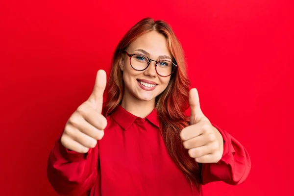 Joven Hermosa Pelirroja Vestida Con Ropa Casual Gafas Sobre Fondo — Foto de Stock