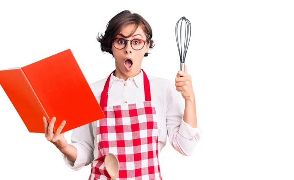 Mooie Jonge Vrouw Met Kort Haar Dragen Professionele Bakker Schort — Stockfoto