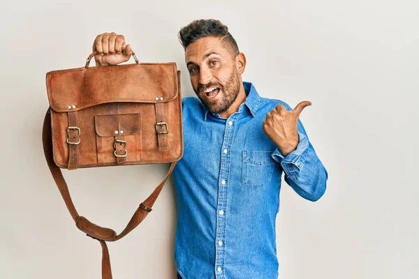 Hombre Guapo Con Barba Sosteniendo Bolsa Negocios Apuntando Pulgar Hacia — Foto de Stock