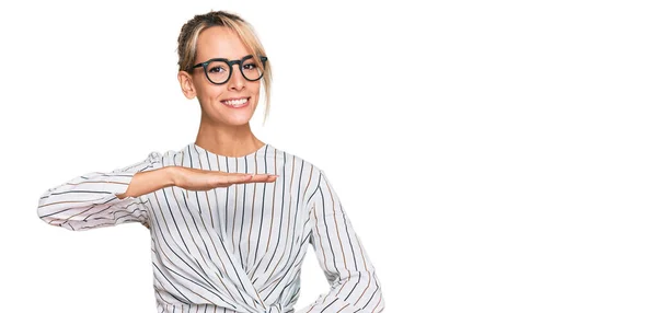 Krásná Blondýnka Nosí Obchodní Košili Brýle Gestikuluje Rukama Ukazuje Velké — Stock fotografie