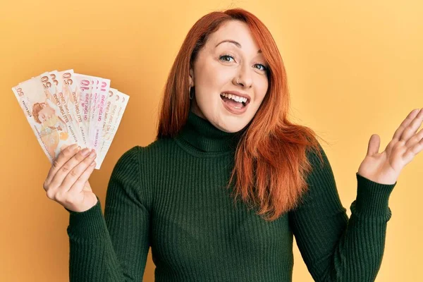 Güzel Kızıl Saçlı Kadın Elinde Türk Lirası Banknotlarla Başarıyı Mutlu — Stok fotoğraf