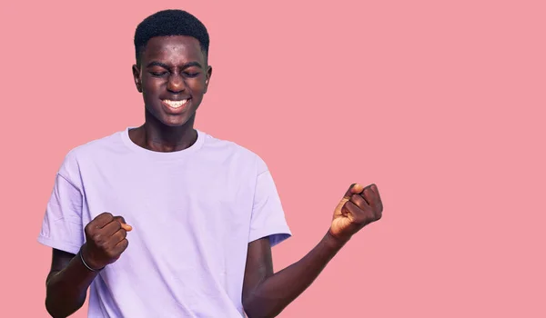 Joven Afroamericano Vestido Con Ropa Casual Emocionado Por Éxito Con — Foto de Stock