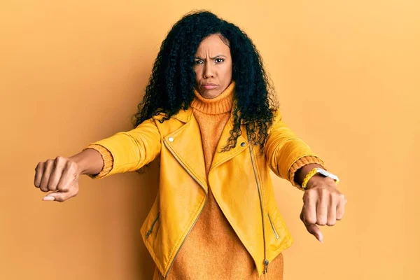 Mujer Afroamericana Mediana Edad Haciendo Símbolo Motocicleta Con Las Manos — Foto de Stock