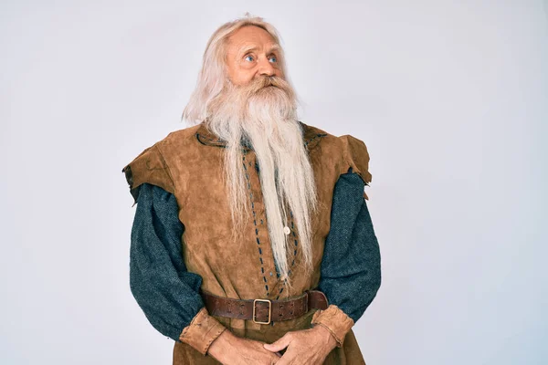 Idős Ősz Hajú Hosszú Szakállú Öregember Viking Tradicionális Jelmezt Visel — Stock Fotó