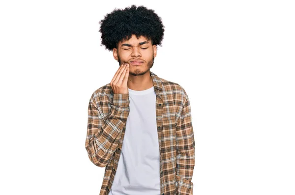 Jovem Afro Americano Com Cabelo Afro Vestindo Roupas Casuais Tocando — Fotografia de Stock