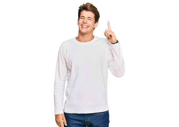 스웨터를 자신감 행복하게 웃으면서 손가락으로 가리키는 코카서스인 — 스톡 사진