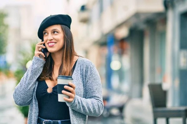 여자가 스마트폰으로 도시에서 커피를 마시는 — 스톡 사진