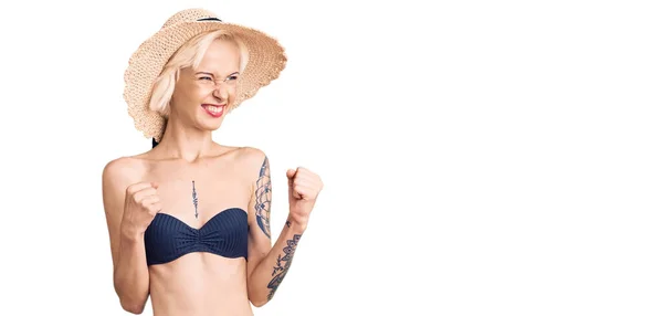 Jonge Blonde Vrouw Met Tatoeage Bikini Zomerhoed Opgewonden Voor Succes — Stockfoto