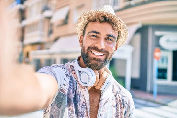 Jeune Homme Hispanique Vacances Portant Des Écouteurs Faire Selfie Par — Photo