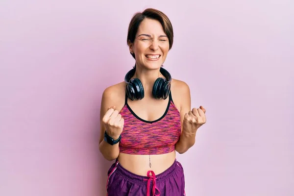 Young Brunette Woman Short Hair Wearing Sportswear Headphones Very Happy — Stock Photo, Image