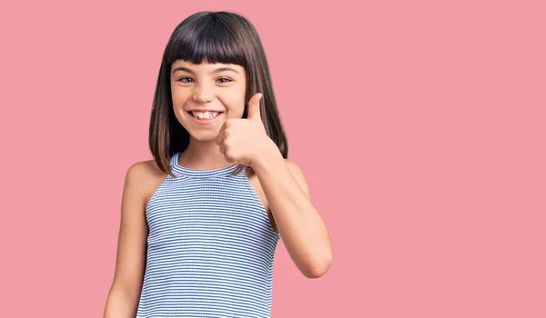 Niña Joven Con Bang Vistiendo Ropa Casual Sonriendo Feliz Positiva —  Fotos de Stock