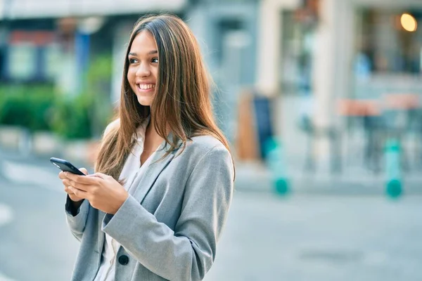 Ung Latinska Affärskvinna Ler Glad Med Hjälp Smartphone Staden — Stockfoto