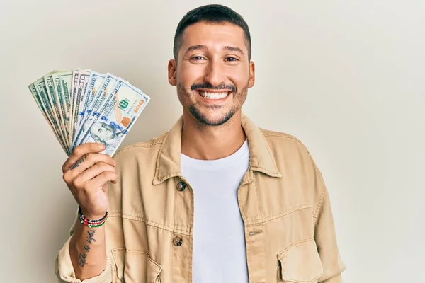 Bonito Homem Com Tatuagens Segurando Dólares Olhando Positivo Feliz Sorrindo — Fotografia de Stock