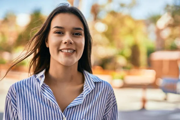 Menina Hispânica Jovem Sorrindo Feliz Cidade — Fotografia de Stock