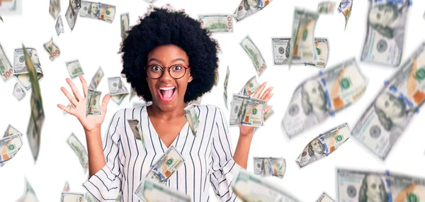 Jeune Femme Afro Américaine Portant Des Vêtements Décontractés Des Lunettes — Photo