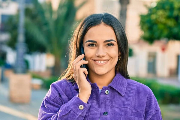 Jovem Hispânica Sorrindo Feliz Falando Smartphone Cidade — Fotografia de Stock