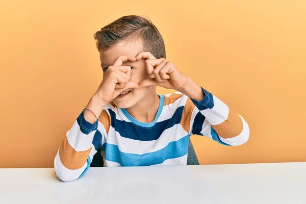 Bedårande Kaukasiska Unge Bär Casual Kläder Sitter Bordet Gör Hjärtform — Stockfoto