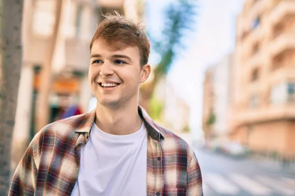 Joven Hombre Caucásico Sonriendo Feliz Pie Ciudad —  Fotos de Stock