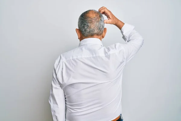Hübscher Älterer Mann Lässigem Weißem Hemd Der Mit Der Hand — Stockfoto