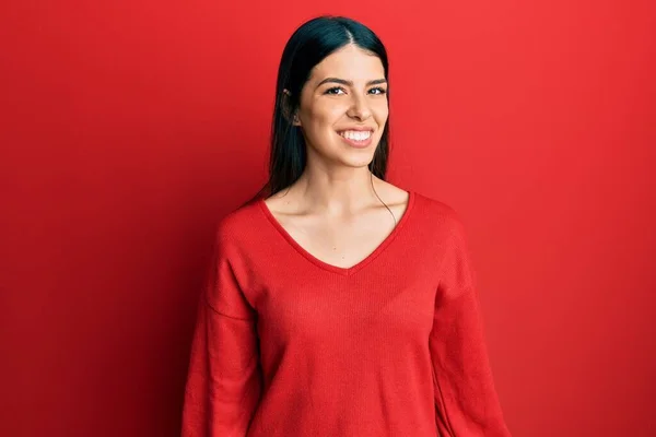 カジュアルな服を着ている若いヒスパニック系の女性はポジティブで幸せな立っていると歯を示す自信を持って笑顔で笑顔 — ストック写真