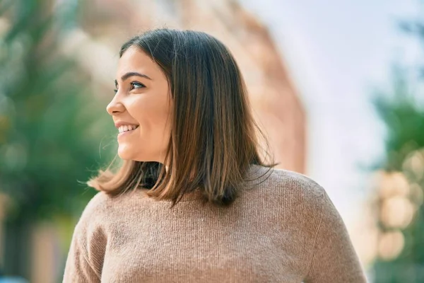 Jonge Spaanse Vrouw Glimlachend Gelukkig Staande Stad — Stockfoto