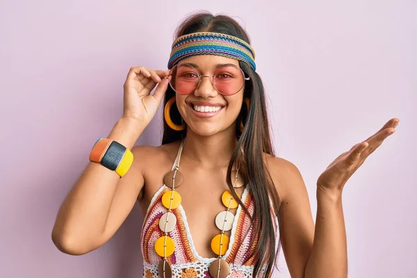 Schöne Hispanische Frau Bohemian Und Hippie Stil Feiert Leistung Mit — Stockfoto