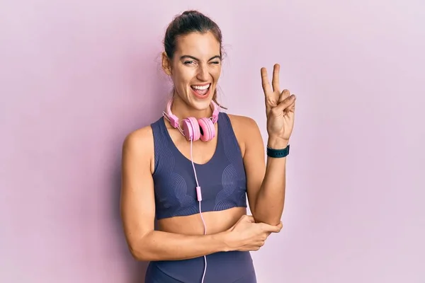 Jeune Belle Femme Portant Des Vêtements Gymnastique Utilisant Des Écouteurs — Photo