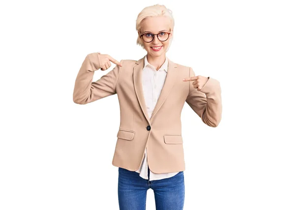 Ung Blond Kvinna Bär Affärskläder Och Glasögon Ser Säker Med — Stockfoto