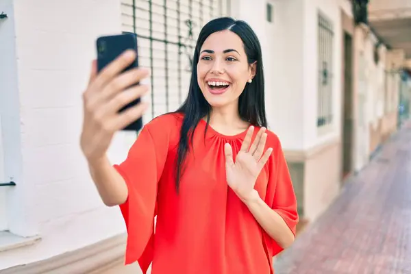 Νεαρή Λατίνα Κοπέλα Χαμογελώντας Ευτυχισμένη Κάνει Βιντεοκλήση Χρησιμοποιώντας Smartphone Στην — Φωτογραφία Αρχείου
