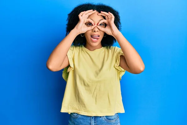 Młoda Afroamerykanka Luźnych Ciuchach Robi Gest Jak Lornetka Wystająca Języka — Zdjęcie stockowe