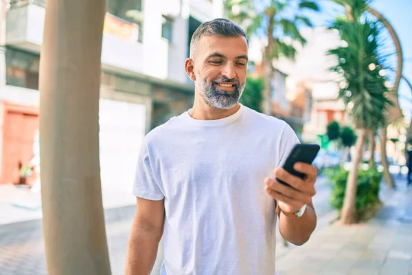 Medioevo Uomo Dai Capelli Grigi Sorridente Felice Utilizzando Smartphone Città — Foto Stock