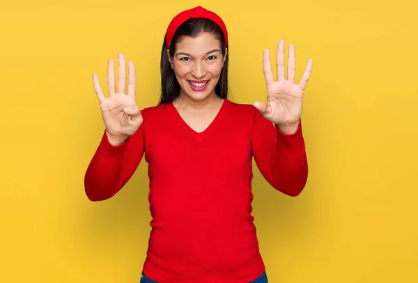 Jonge Latijns Amerikaanse Vrouw Draagt Casual Kleding Tonen Wijzen Met — Stockfoto