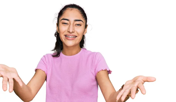 Spanjorska Tonåring Flicka Med Tandställning Bär Casual Kläder Leende Glad — Stockfoto