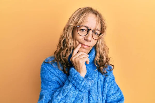 Middelbare Leeftijd Blonde Vrouw Draagt Een Bril Casual Winter Trui — Stockfoto