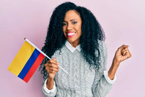 Middelbare Leeftijd Afrikaanse Amerikaanse Vrouw Met Colombia Vlag Schreeuwen Trots — Stockfoto