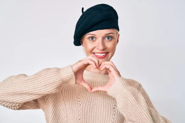 Junge Blonde Frau Französischen Look Mit Baskenmütze Die Verliebt Lächelt — Stockfoto