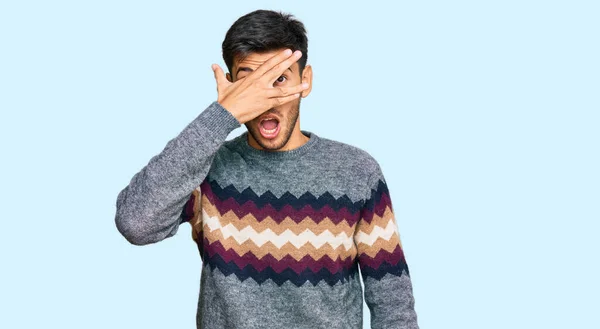 Joven Hombre Guapo Vistiendo Suéter Invierno Casual Asomándose Shock Cubriendo —  Fotos de Stock