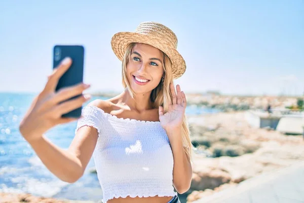 Joven Rubia Turista Sonriendo Feliz Haciendo Videollamada Usando Smartphone Paseo —  Fotos de Stock