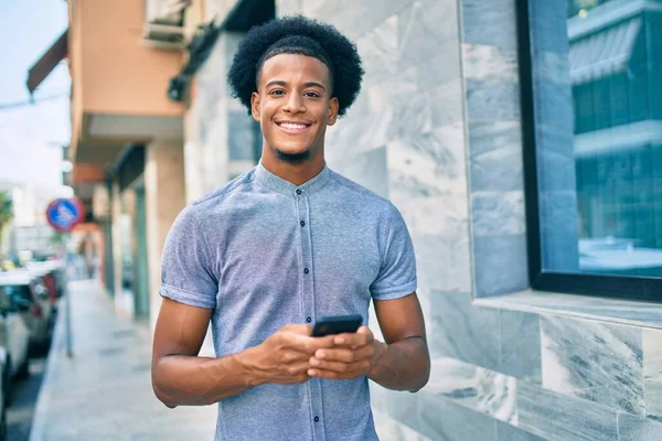 Jovem Afro Americano Sorrindo Feliz Usando Smartphone Cidade — Fotografia de Stock