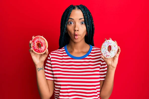 Mooie Spaanse Vrouw Met Lekkere Kleurrijke Donuts Vissengezicht Met Mond — Stockfoto