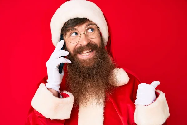 Snygg Ung Röd Huvud Man Med Långt Skägg Bär Santa — Stockfoto