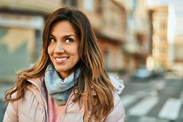 Jonge Spaanse Vrouw Glimlachend Gelukkig Staande Stad — Stockfoto