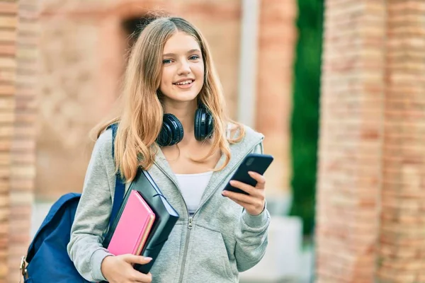 Piękny Biały Student Nastolatek Uśmiecha Się Szczęśliwy Pomocą Smartfona Mieście — Zdjęcie stockowe