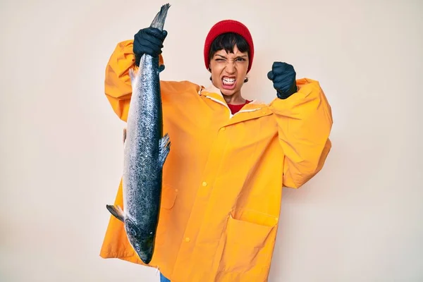 Hermosa Mujer Pescadora Morena Vistiendo Impermeable Sosteniendo Salmón Fresco Molesto — Foto de Stock