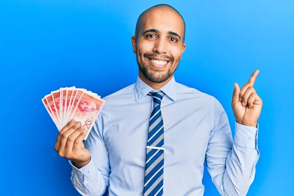 Hombre Adulto Hispano Sosteniendo Billetes Shekels Israelíes Sonriendo Feliz Señalando — Foto de Stock