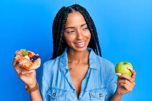 Mulher Hispânica Bonita Segurando Pastelaria Maçã Verde Saudável Sorrindo Olhando — Fotografia de Stock