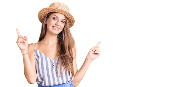 Jovem Mulher Loira Bonita Usando Chapéu Verão Sorrindo Confiante Apontando — Fotografia de Stock