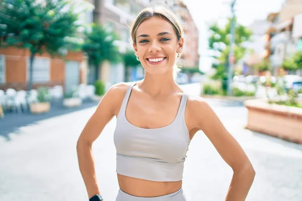 Junge Kaukasische Fitness Frau Trägt Sportkleidung Beim Training Freien — Stockfoto